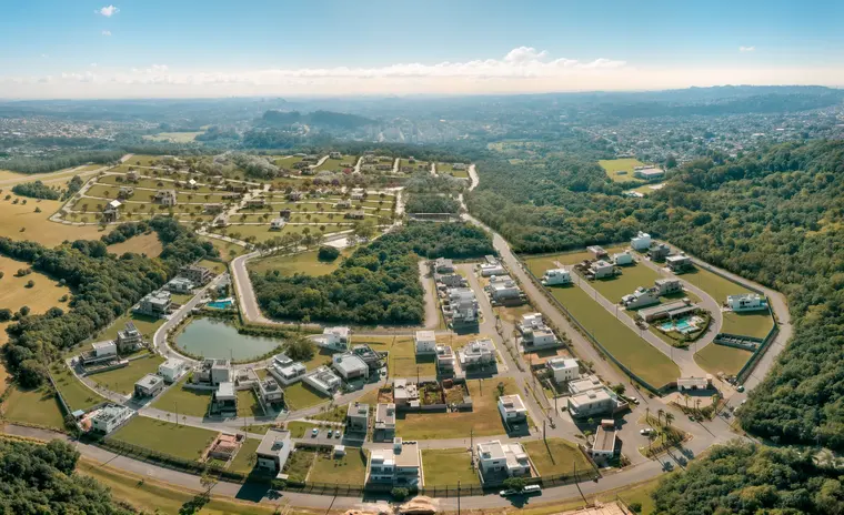 Vista panorâmica do Verdes Campos com a cidade de Porto Alegre ao fundo